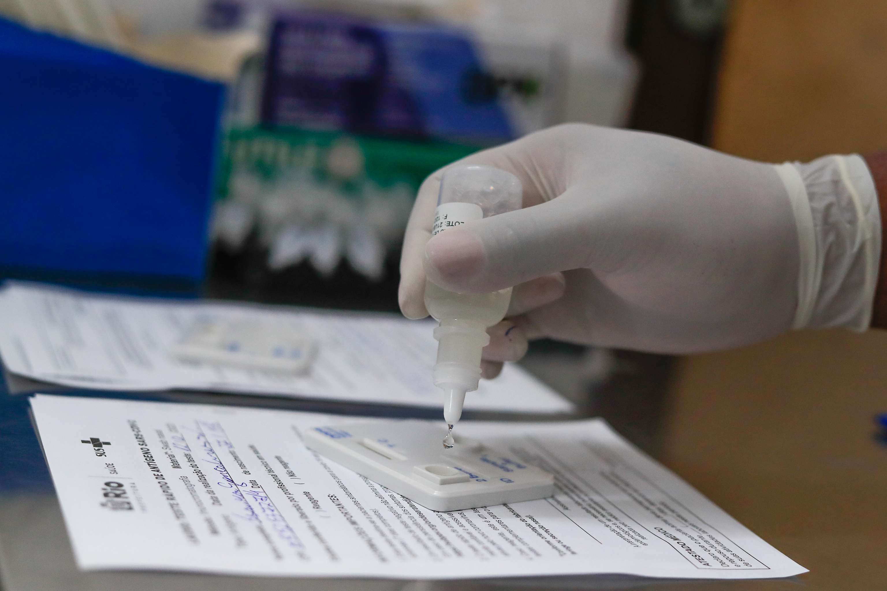 Un profesional de la salud realiza hoy una prueba de Covid, en un centro de vacunaci