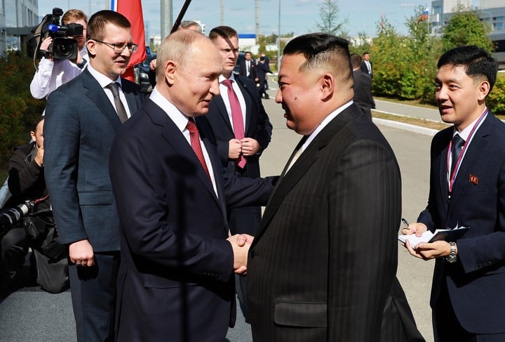 El presidente de Rusia, Vladimir Putin, recibió al líder de Corea del Norte este miércoles. Foto: AP