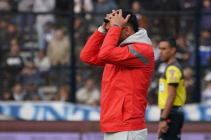 Tevez se agarra la cabeza en La Plata, en el triunfo sobre Gimnasia. (Juano Tesone)