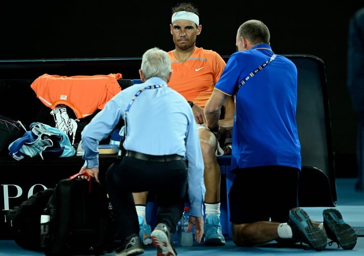 Nadal se lesionó el psoas de la pierna izquierda en Melbourne. Foto MANAN VATSYAYANA / AFP