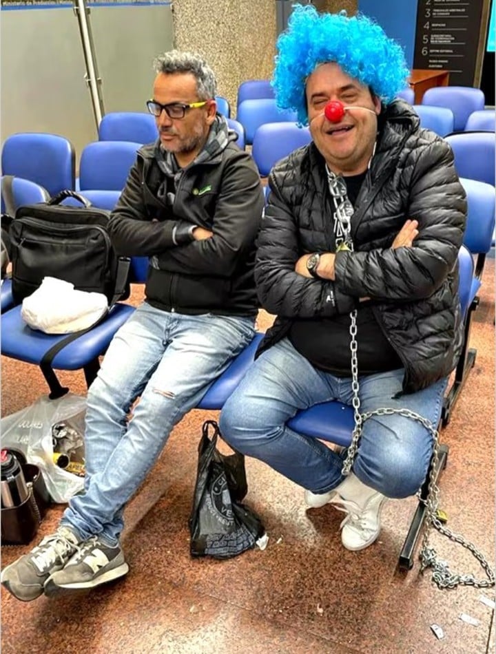 Un empresario se encadenó disfrazado de payaso en la Secretaría de Comercio porque no lo dejan importar.