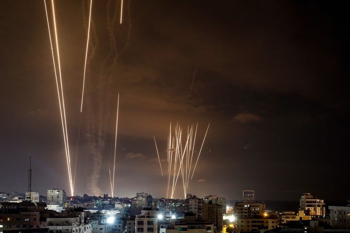 Cohetes lanzados por atacantes palestinos desde Gaza hacia Israel, este sábado. Foto: AFP