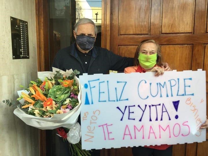 Pandemia. La abuela de Cecilia Castillo cumple años. No subieron a la casa, aunque estaba mejor que ahora.