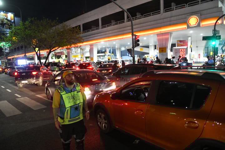 Anoche, en la Shell de Independencia y Lima, personal de Tránsito tuvo que intervenir para odrernar las largas filas. Foto: Enrique Garcia Medina