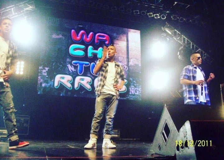 Caballero cantando con los Wachiturros en el Gran Rex.