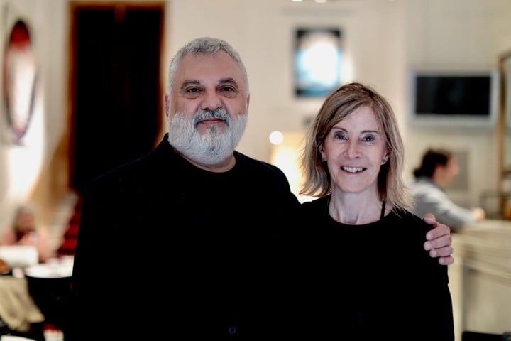El director Alejandro Tantanian y la escritora María Negroni, minutos antes del estreno de El corazón del daño en el Teatro Español de Madrid.