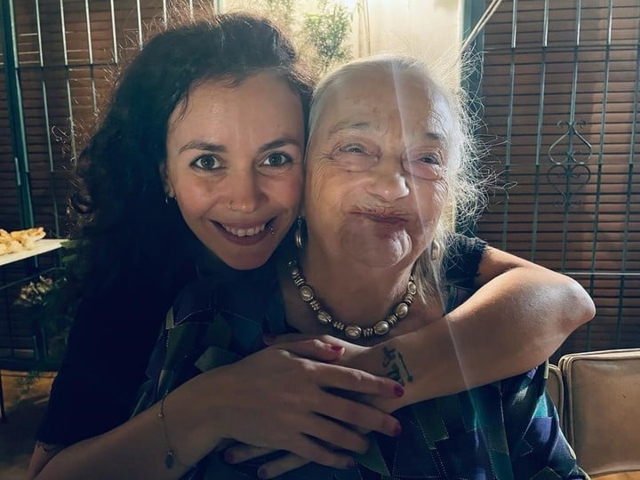 Sonrisas. Cuando Cecilia Castillo está junto a su abuela, disfruta, pero también teme por el futuro.