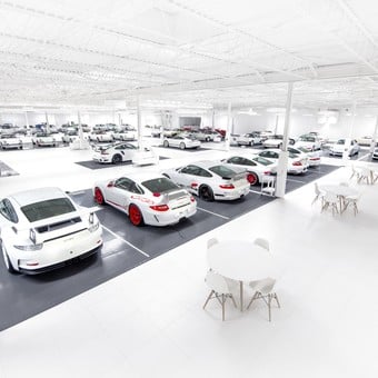 Se subasta La Colección Blanca: el majestuoso garaje de modelos Porsche del mismo color