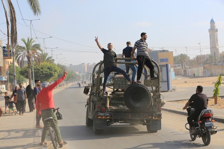 Un grupo de palestinos maneja un vehículo militar israelí tomado por milicianos de Hamas en el ataque de este sábado. Foto: AP  