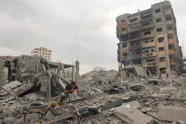 Intenso bombardeo de Israel contra el vecindario de Rimal, de la Ciudad de Gaza. Foto: AFP/MOHAMMED ABED.