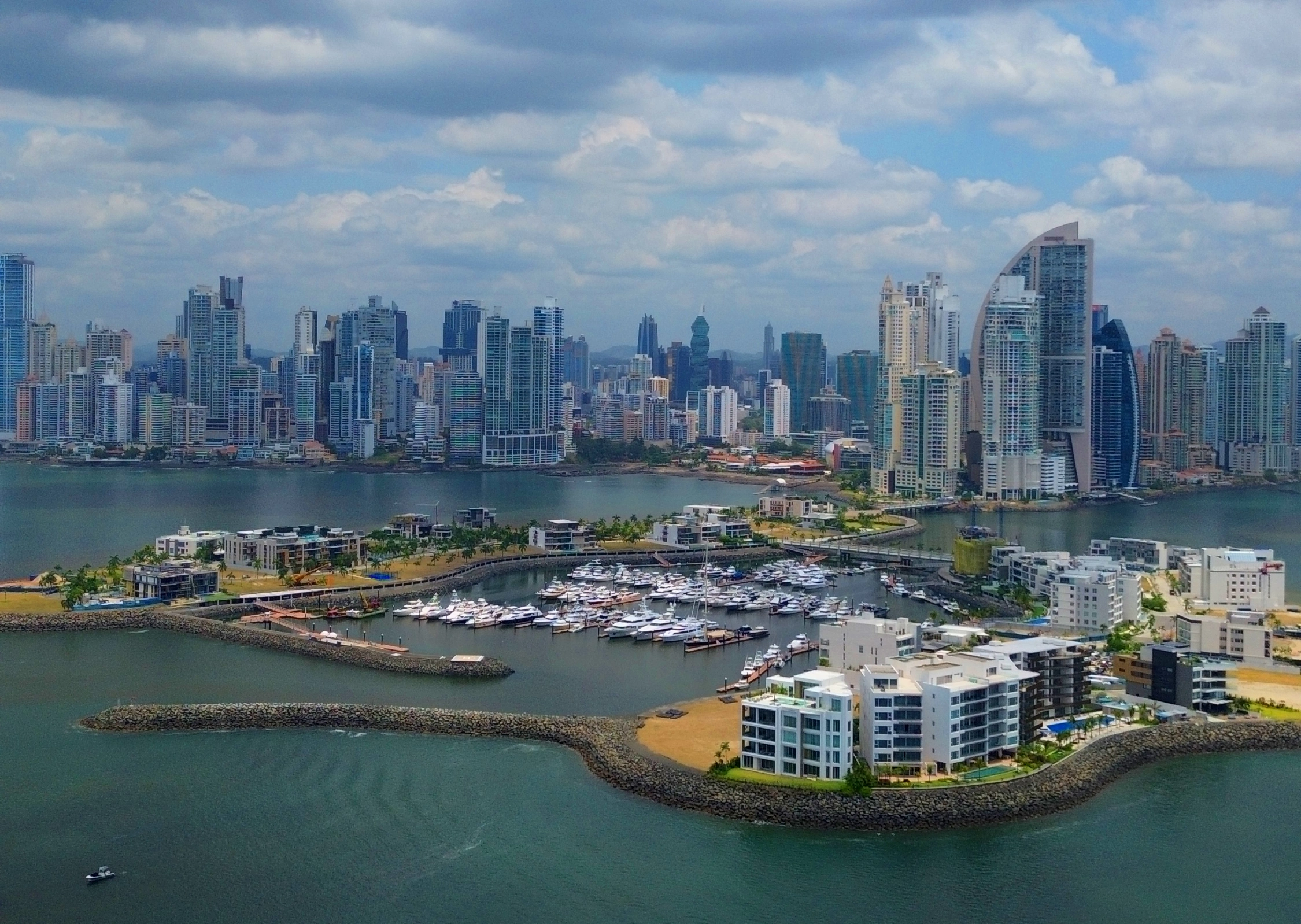 Centros comerciales: transformando la experiencia de inversiones en Panamá si vives en Medellín