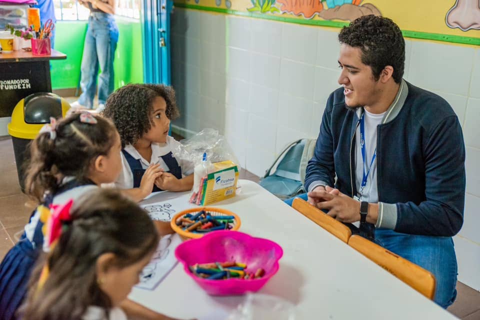 Fundación Ficohsa: programa «Dar para Educar», transformando el futuro